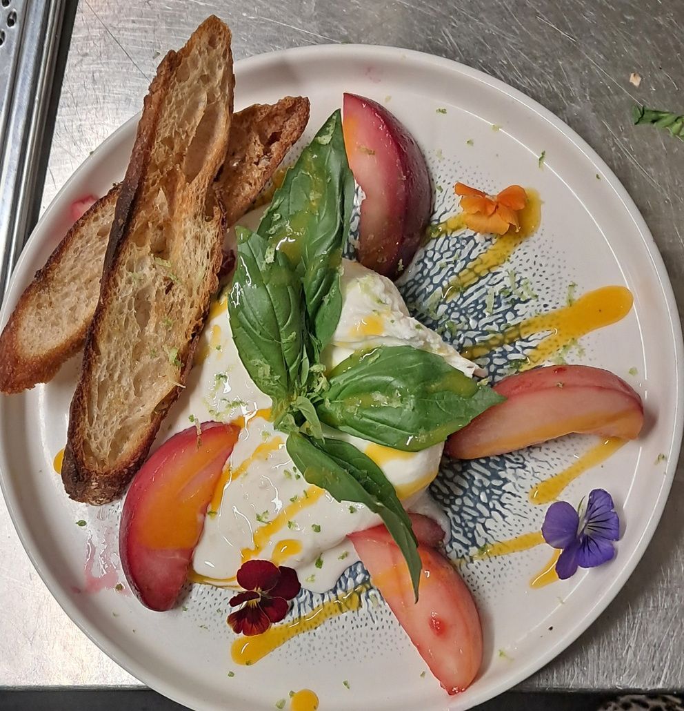 Assiette burrata et pêches