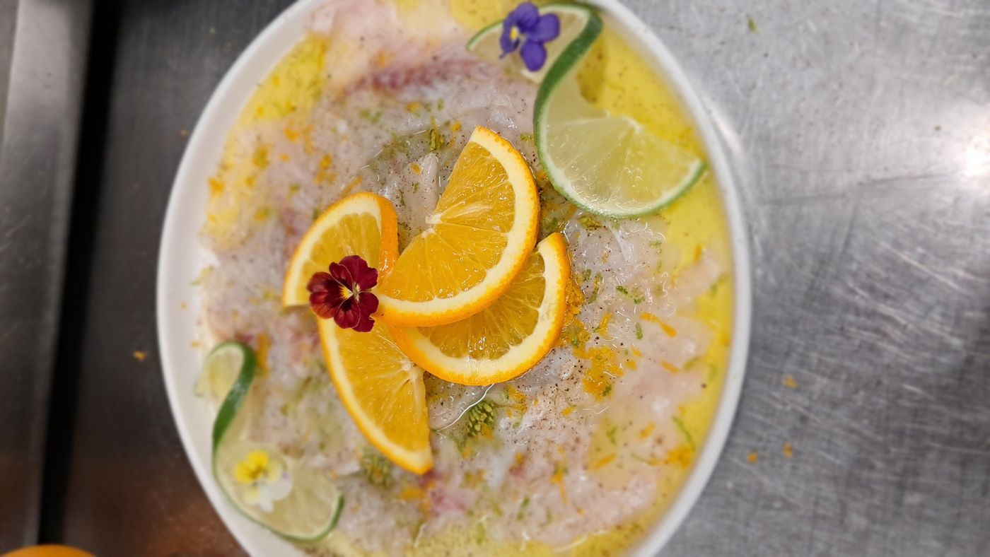 Assiette aux agrumes et fleurs