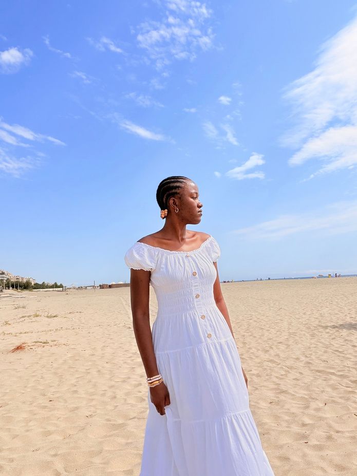 Robe blanche sur la plage