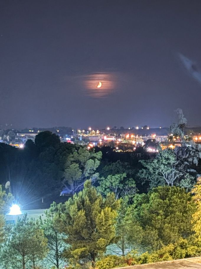 Ville de nuit sous la lune