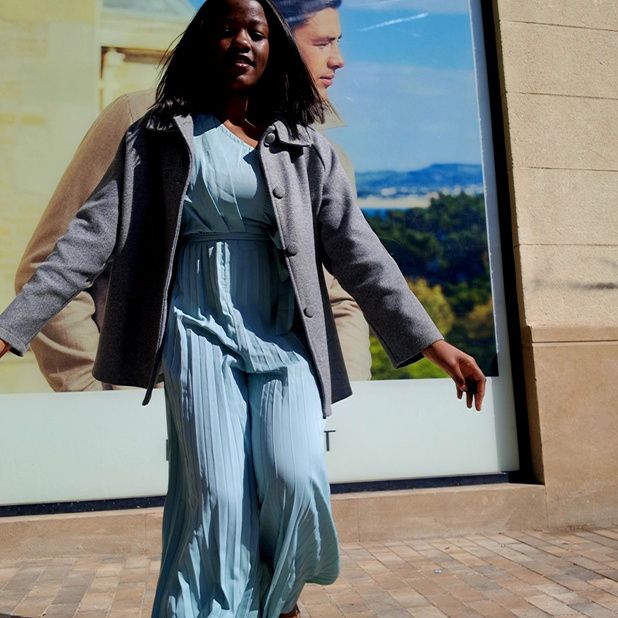 Pose devant une vitrine