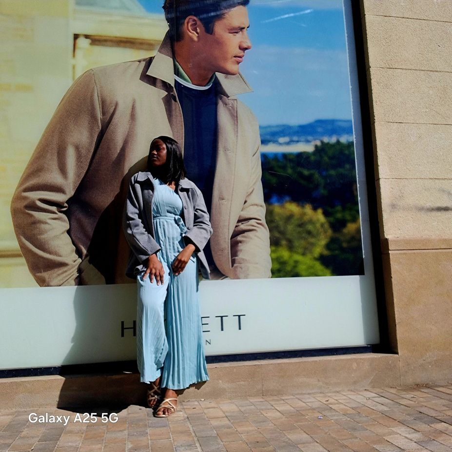 Pose devant une vitrine